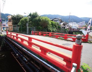 旅情感ある朱塗りの橋画像