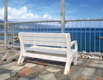 海の前にあるベンチ画像